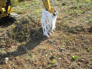 堤防、堤内水路の刈草集草・積み込み作業の決定版「レーキフォーク」