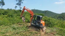 低い油圧油量でも抜群の施工能力 バックホウ用草刈りディスクカッター